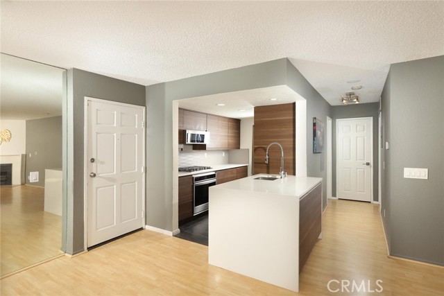 460 Oak Street, 304 photo 3