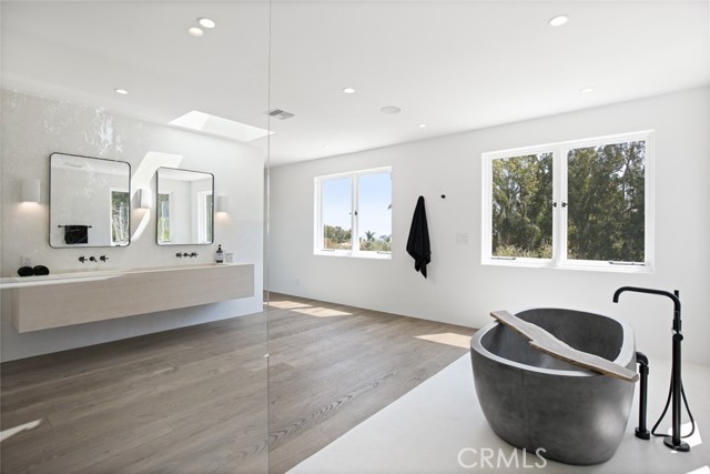 27405 Pacific Coast Highway, Malibu CA: https://media.crmls.org/medias/85c0f3d0-e322-4f45-a17a-457a3142c2b3.jpg