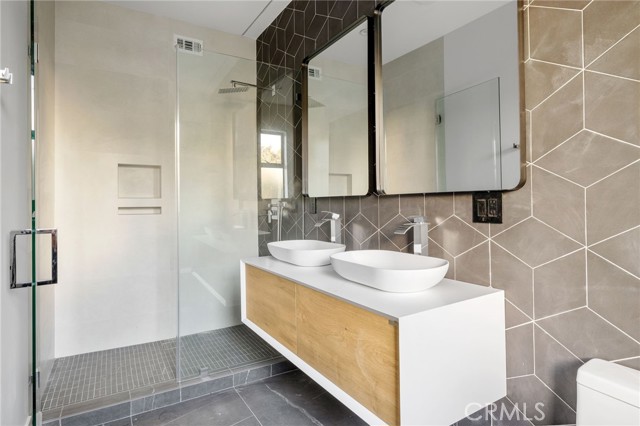 Detail Gallery Image 11 of 20 For 528 N Flores St #103,  West Hollywood,  CA 90048 - 2 Beds | 2/1 Baths