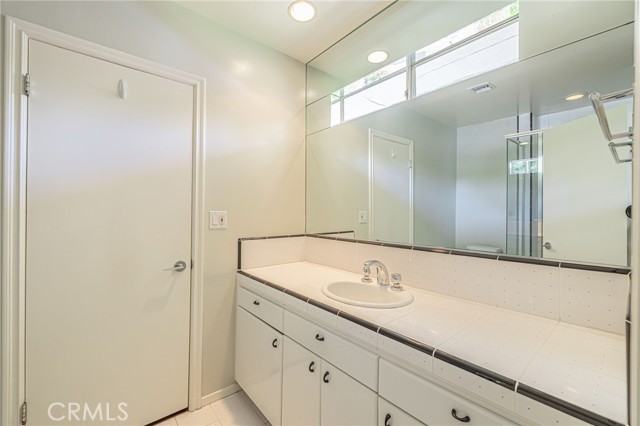 Detail Gallery Image 35 of 62 For 18621 Paseo Nuevo Dr, Tarzana,  CA 91356 - 4 Beds | 3/1 Baths