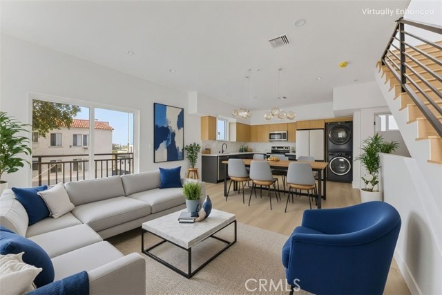 Detail Gallery Image 2 of 13 For 4511 Rosewood Ave #1,  Los Angeles,  CA 90004 - 4 Beds | 4/1 Baths