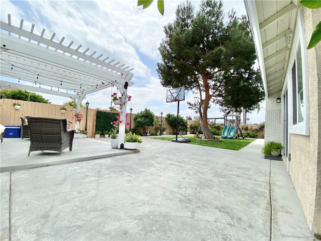 https://media.crmls.org/medias/85d0ca2d-1435-4872-a14b-b6644b2c17d7.jpg?preset=X-Large