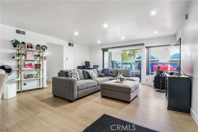 Detail Gallery Image 4 of 32 For 5700 Etiwanda Ave #105,  Tarzana,  CA 91356 - 3 Beds | 2 Baths