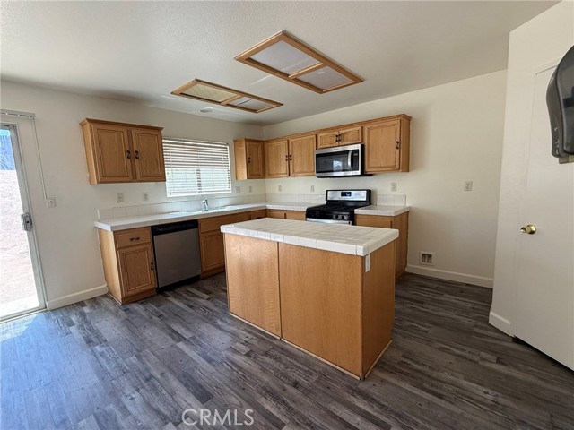 Detail Gallery Image 2 of 26 For 11801 Harwood Rd, Victorville,  CA 92392 - 4 Beds | 2 Baths