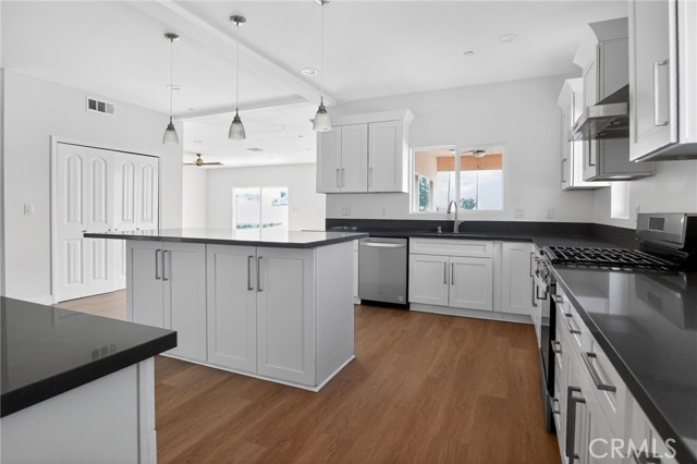 Detail Gallery Image 5 of 33 For 16015 Ceres Ave, Fontana,  CA 92335 - 3 Beds | 4/1 Baths