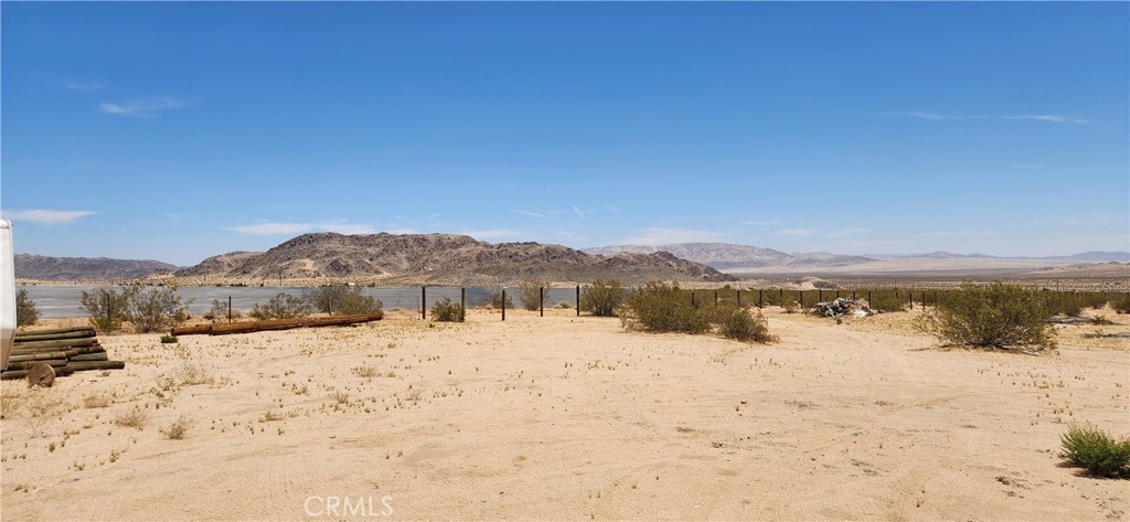 https://media.crmls.org/medias/85d21550-2cb2-4214-a70c-fa71ccb8302f.jpg?preset=X-Large