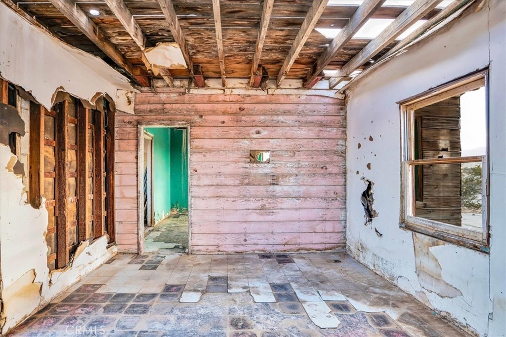 https://media.crmls.org/medias/85d6bbb1-bdb8-4621-8591-98d17124c4de.jpg?preset=X-Large