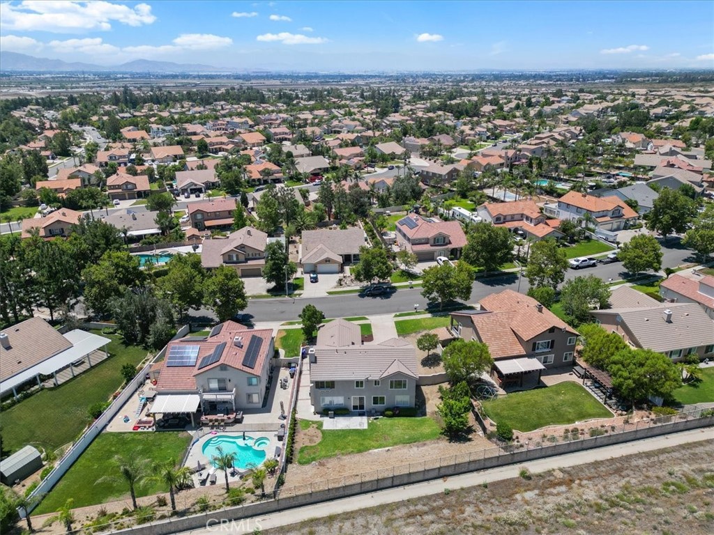 https://media.crmls.org/medias/85d88587-628d-41d0-8109-cbadb14d7b0e.jpg?preset=X-Large