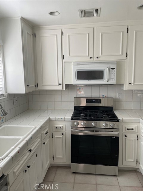 Detail Gallery Image 4 of 15 For 23832 Calvert St, Woodland Hills,  CA 91367 - 4 Beds | 2 Baths