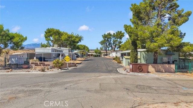 11414 Serra Rd, Apple Valley CA: https://media.crmls.org/medias/85dc0b28-2043-4db3-be31-de11e011f068.jpg