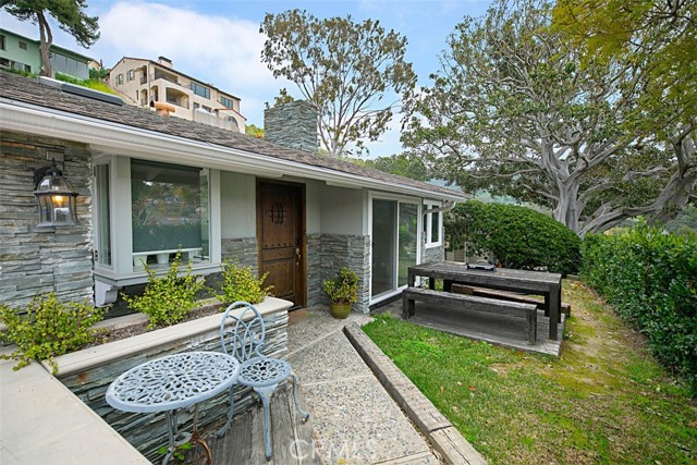 Detail Gallery Image 2 of 26 For 967 Oriole Dr, Laguna Beach,  CA 92651 - 2 Beds | 3 Baths