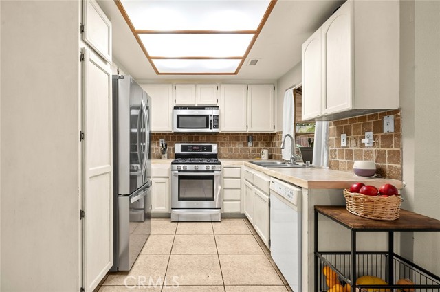 Detail Gallery Image 4 of 36 For 16151 Nippet Lane, Moreno Valley,  CA 92551 - 3 Beds | 2 Baths