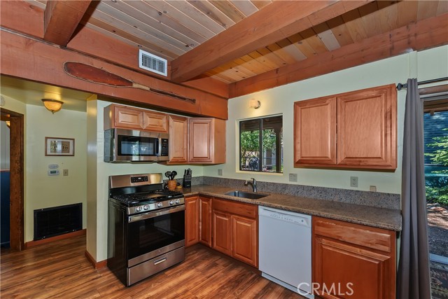 320 W Aeroplane Boulevard, Big Bear City CA: https://media.crmls.org/medias/85e326dc-1f9e-4f97-a75e-1805170a1928.jpg