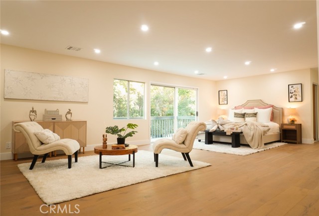 23242 Burbank Boulevard, Woodland Hills CA: https://media.crmls.org/medias/85e666e0-4db2-480b-9b49-c22e15fca7e7.jpg
