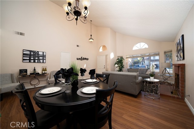 Detail Gallery Image 4 of 36 For 957 Stonehenge Cir, Corona,  CA 92881 - 3 Beds | 2 Baths