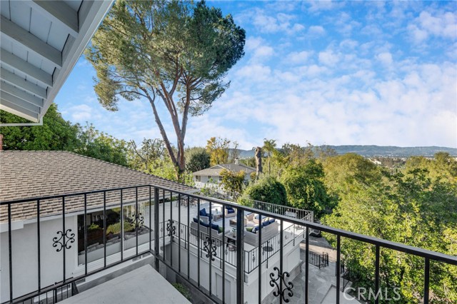 5187 Llano Drive, Woodland Hills CA: https://media.crmls.org/medias/85ee6848-b312-44c4-a384-0527437e30a0.jpg