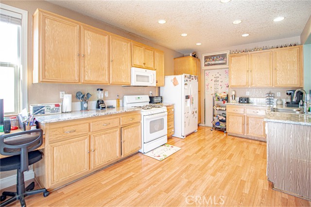 Detail Gallery Image 10 of 28 For 5832 Saint Laurent Dr, Palmdale,  CA 93552 - 3 Beds | 2 Baths