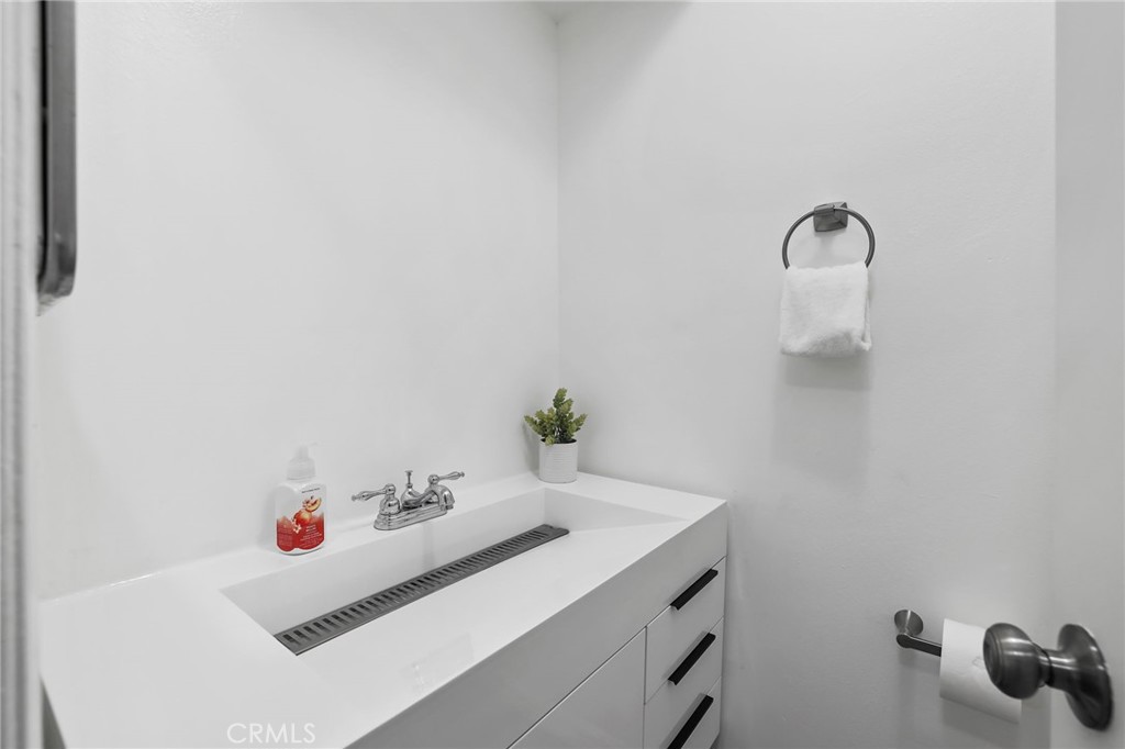 https://media.crmls.org/medias/85f50c2a-5d5c-4a1c-96ce-e4b117602f62.jpg?preset=X-Large