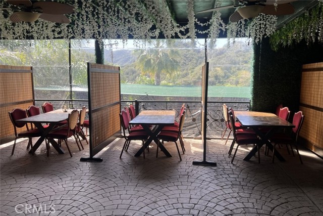 6500 Foothill Boulevard, Tujunga CA: https://media.crmls.org/medias/85f7bbc0-be64-4865-ade9-e12727287952.jpg