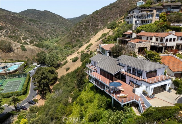 343 Emerald Bay, Laguna Beach CA: https://media.crmls.org/medias/85f95b22-e40b-4e9f-83ee-5b43df16a693.jpg