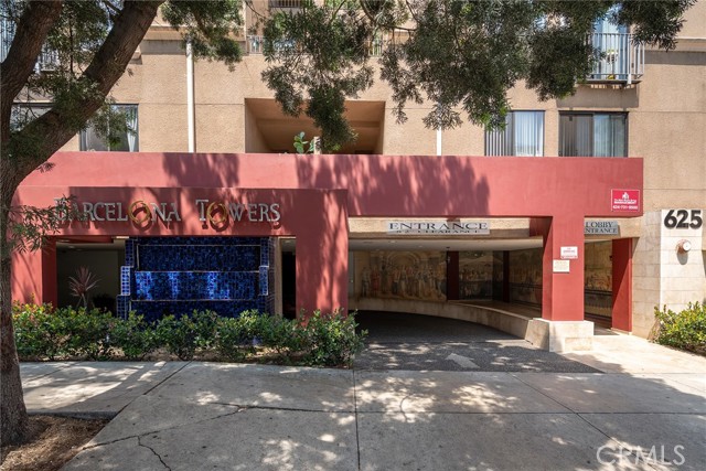 625 S Berendo Street, Los Angeles CA: https://media.crmls.org/medias/85fdba7e-00ce-47f2-8aa0-79acf45b3c85.jpg
