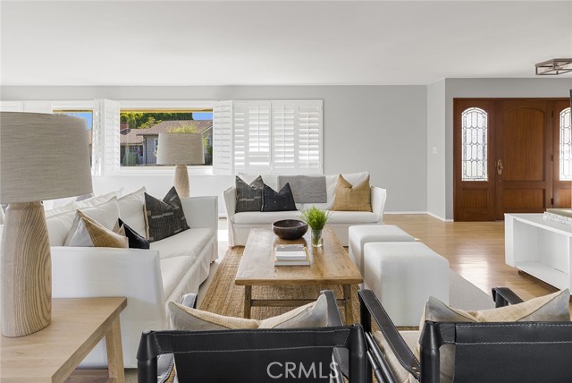 564 Seaward Road, Corona del Mar CA: https://media.crmls.org/medias/8600b5f1-28ee-4531-95d3-bb861eafbebd.jpg