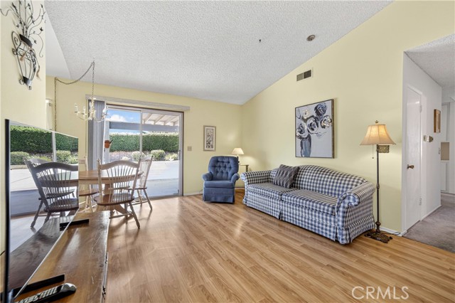 Detail Gallery Image 9 of 22 For 9429 Glade Ave, Chatsworth,  CA 91311 - 3 Beds | 2 Baths