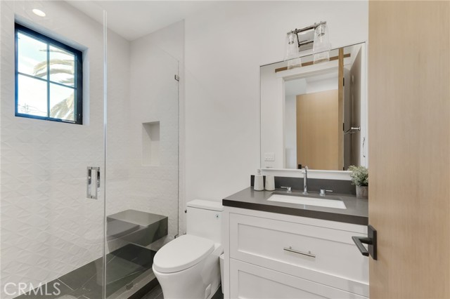 Detail Gallery Image 23 of 37 For 4919 Rhodes Ave, Valley Village,  CA 91607 - 5 Beds | 4/1 Baths