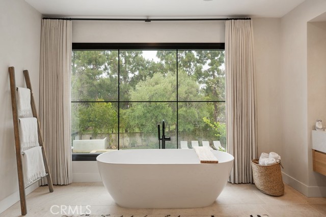 10 Seabluff, Newport Beach CA: https://media.crmls.org/medias/860494dc-900e-4fd9-8f05-59dca2304e09.jpg
