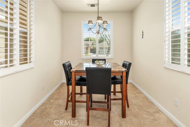 Detail Gallery Image 17 of 44 For 331 Hollyhill Dr, Bakersfield,  CA 93312 - 3 Beds | 2 Baths