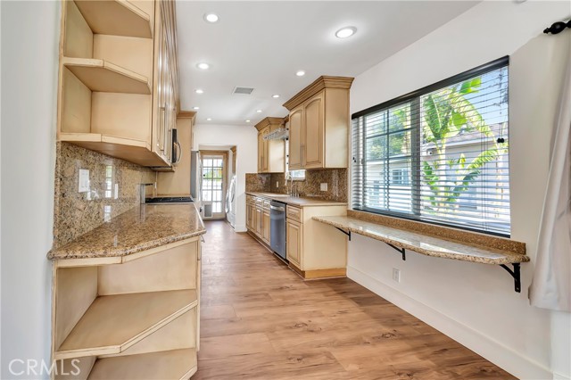 Detail Gallery Image 5 of 28 For 16707 Moorpark St, Encino,  CA 91436 - 3 Beds | 3 Baths