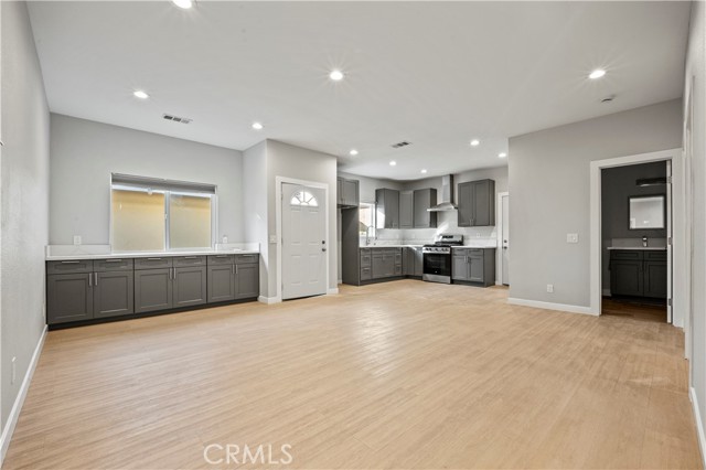 Detail Gallery Image 4 of 16 For 1584 W Wakefield Ave #B,  Anaheim,  CA 92802 - 4 Beds | 2/1 Baths