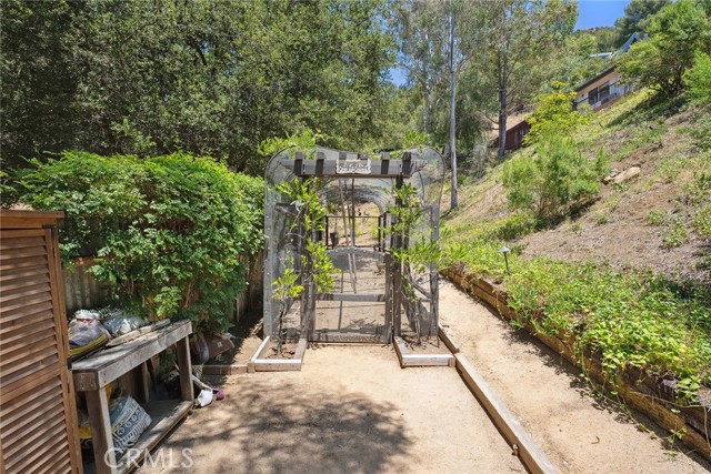 24311 Sylvan Glen Road, Calabasas CA: https://media.crmls.org/medias/860cae65-ea63-438d-82b8-c525ed29e093.jpg