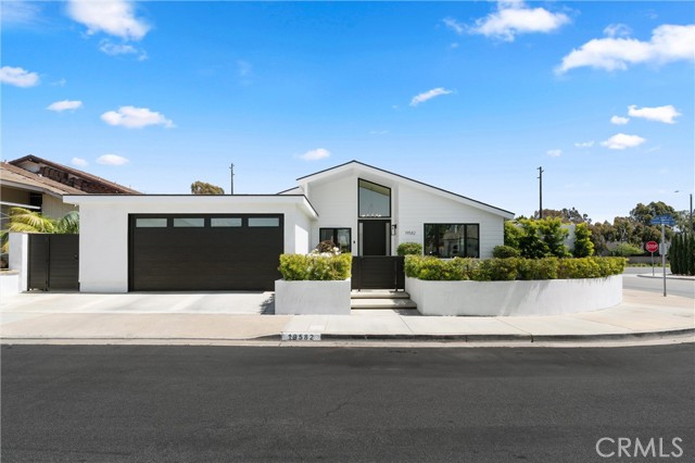 19582 Summer Breeze Lane, Huntington Beach CA: https://media.crmls.org/medias/8610056d-145a-4943-bd08-671198fc6887.jpg