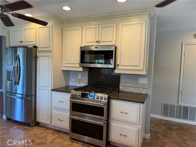 Detail Gallery Image 11 of 20 For 1990 Willowbrook, Oceanside,  CA 92056 - 4 Beds | 3 Baths