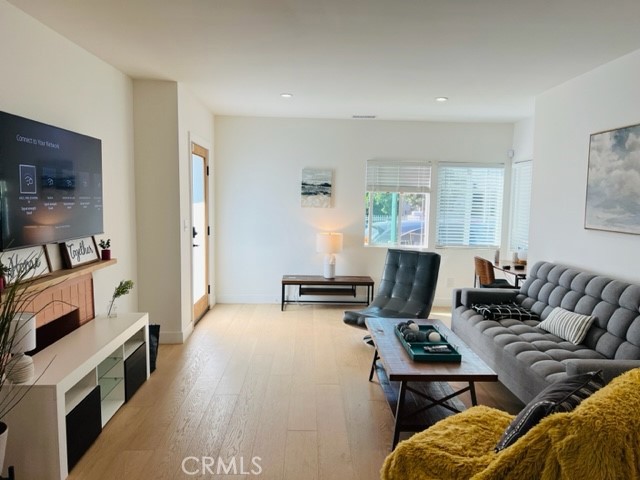 2672 Newell Street, Los Angeles CA: https://media.crmls.org/medias/8614c7e1-44b8-40cb-94ae-22cf516478ad.jpg