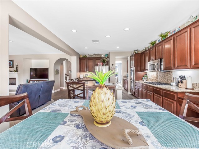 12820 Excalibur Drive, Eastvale CA: https://media.crmls.org/medias/86153635-e44c-4512-a713-ff35dc4e2309.jpg