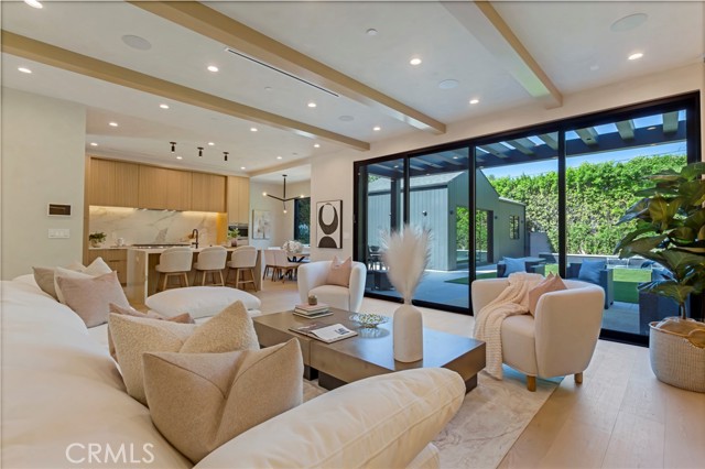 4239 Rhodes Avenue, Studio City CA: https://media.crmls.org/medias/8619b362-1ee5-4992-b831-7e325aa90243.jpg