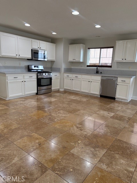 Detail Gallery Image 9 of 32 For 45024 Bronze Star Rd, Lake Elsinore,  CA 92532 - 4 Beds | 2/1 Baths