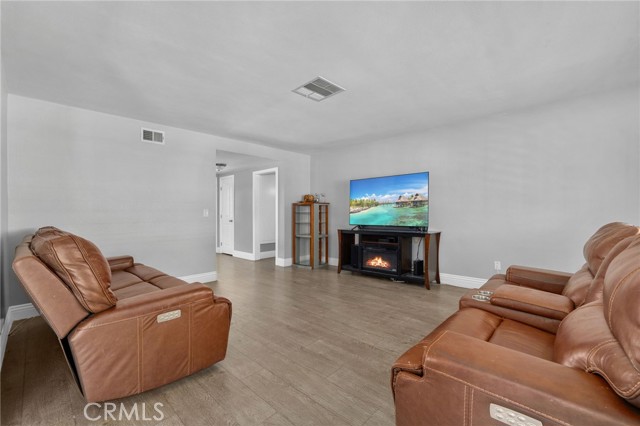 Detail Gallery Image 5 of 22 For 5979 Stanton Ave, Highland,  CA 92346 - 3 Beds | 2 Baths