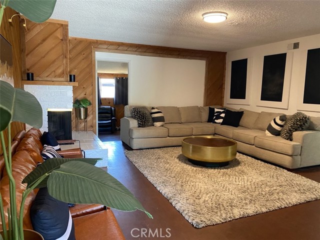 9166 Tamarind Ave., Fontana CA: https://media.crmls.org/medias/861b12d9-9ce2-4825-ae82-489a8daa9415.jpg