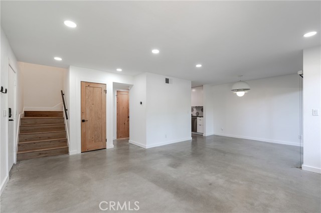 22139 burbank, Woodland Hills CA: https://media.crmls.org/medias/861c3740-9394-4bf6-a49b-4168278f2231.jpg