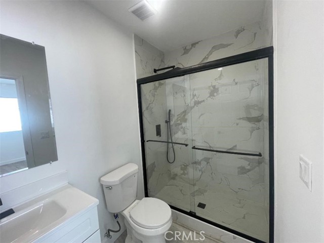 Detail Gallery Image 8 of 17 For 4914 Hesperia, Encino,  CA 91316 - 2 Beds | 2 Baths