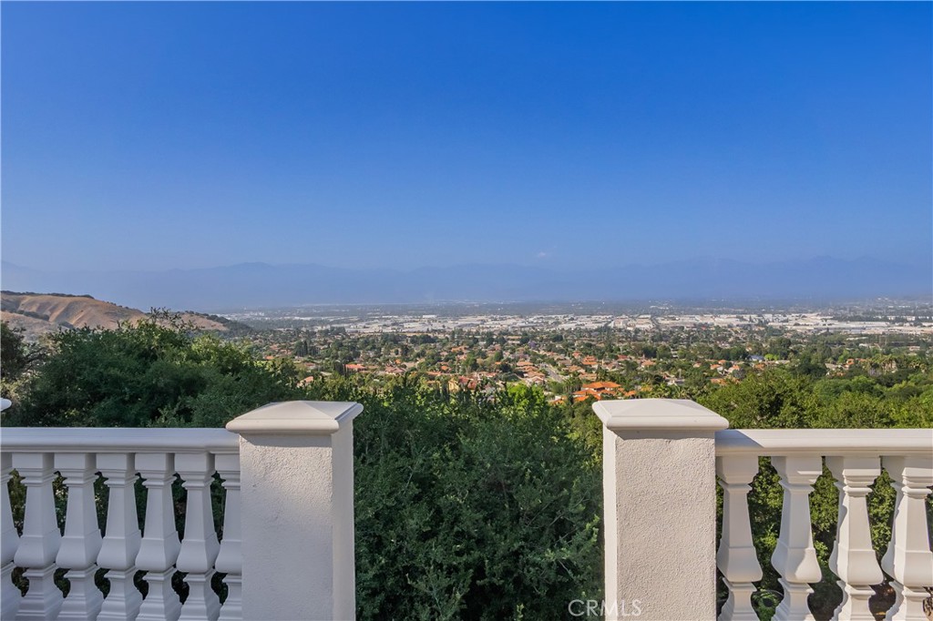 https://media.crmls.org/medias/861e422a-2b22-493e-a708-46279c84cc1b.jpg?preset=X-Large