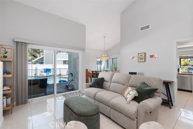 Detail Gallery Image 5 of 28 For 7 Clear Creek Ln, Laguna Hills,  CA 92653 - 4 Beds | 2/1 Baths