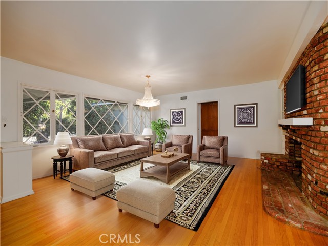 Detail Gallery Image 12 of 65 For 4539 Hayvenhurst, Encino,  CA 91436 - 3 Beds | 3 Baths