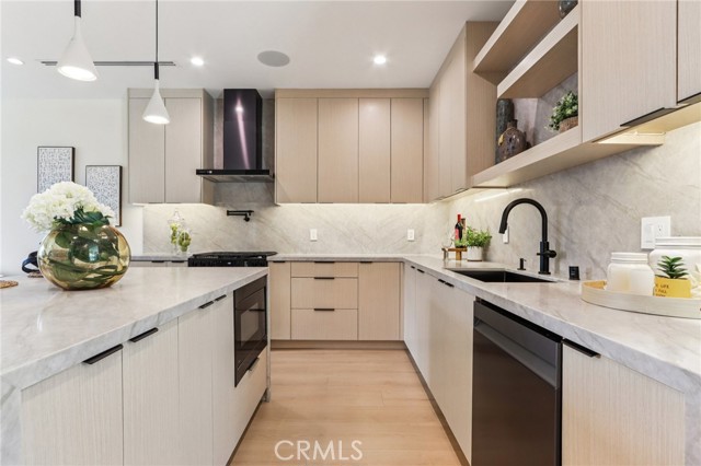 Detail Gallery Image 21 of 72 For 8006 Lloyd Ave, North Hollywood,  CA 91605 - 7 Beds | 6 Baths