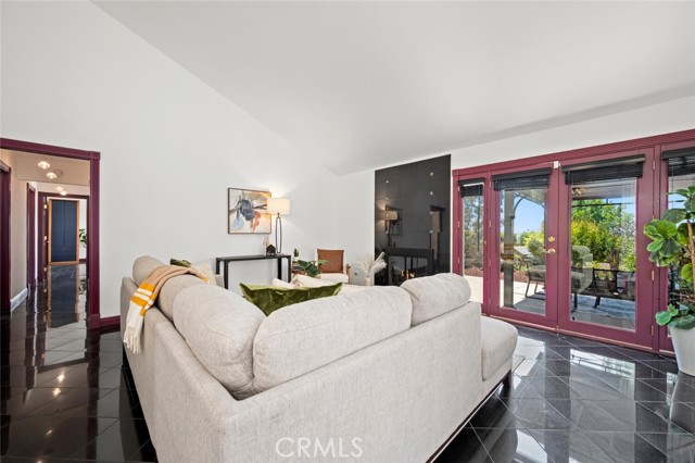Detail Gallery Image 6 of 44 For 757 Horseshoe Cir, Vista,  CA 92081 - 3 Beds | 2 Baths