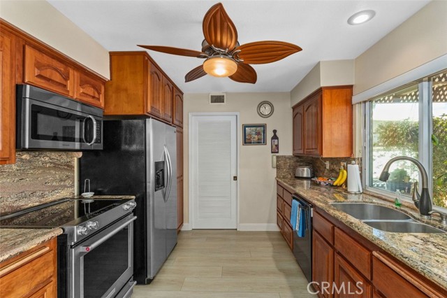 Detail Gallery Image 8 of 27 For 13966 Chelmsford Lane, Westminster,  CA 92683 - 4 Beds | 3 Baths