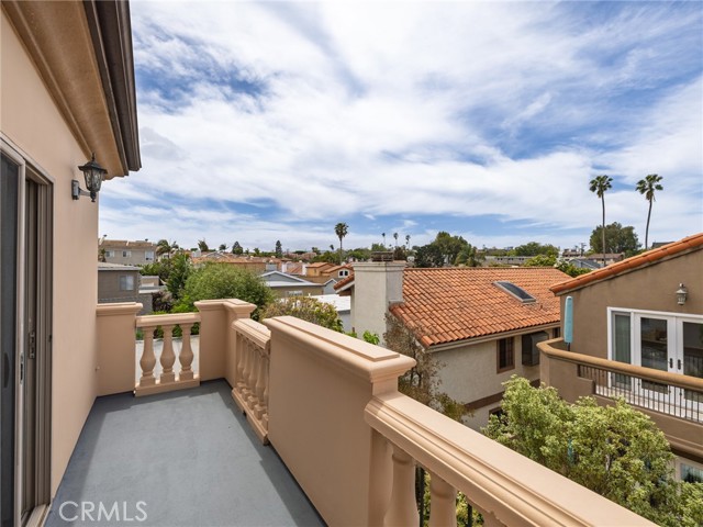 229 N Juanita Avenue, Redondo Beach CA: https://media.crmls.org/medias/86274ae5-a0ab-4389-a48e-7d6f2cfce679.jpg